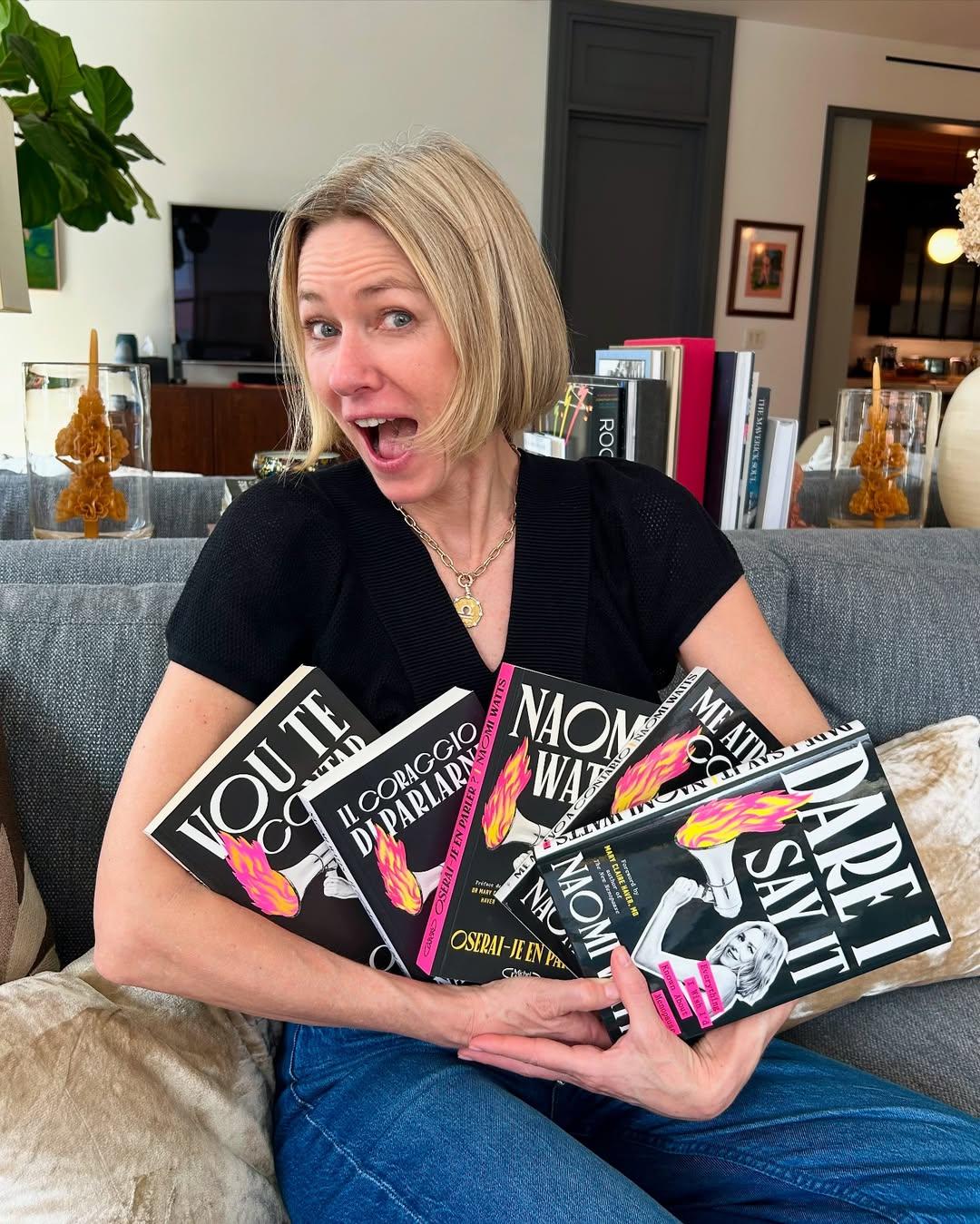 Η Ναόμι Γουότς κρατά αγκαλιά μερικά αντίτυπα από το βιβλίο της/ @naomiwatts