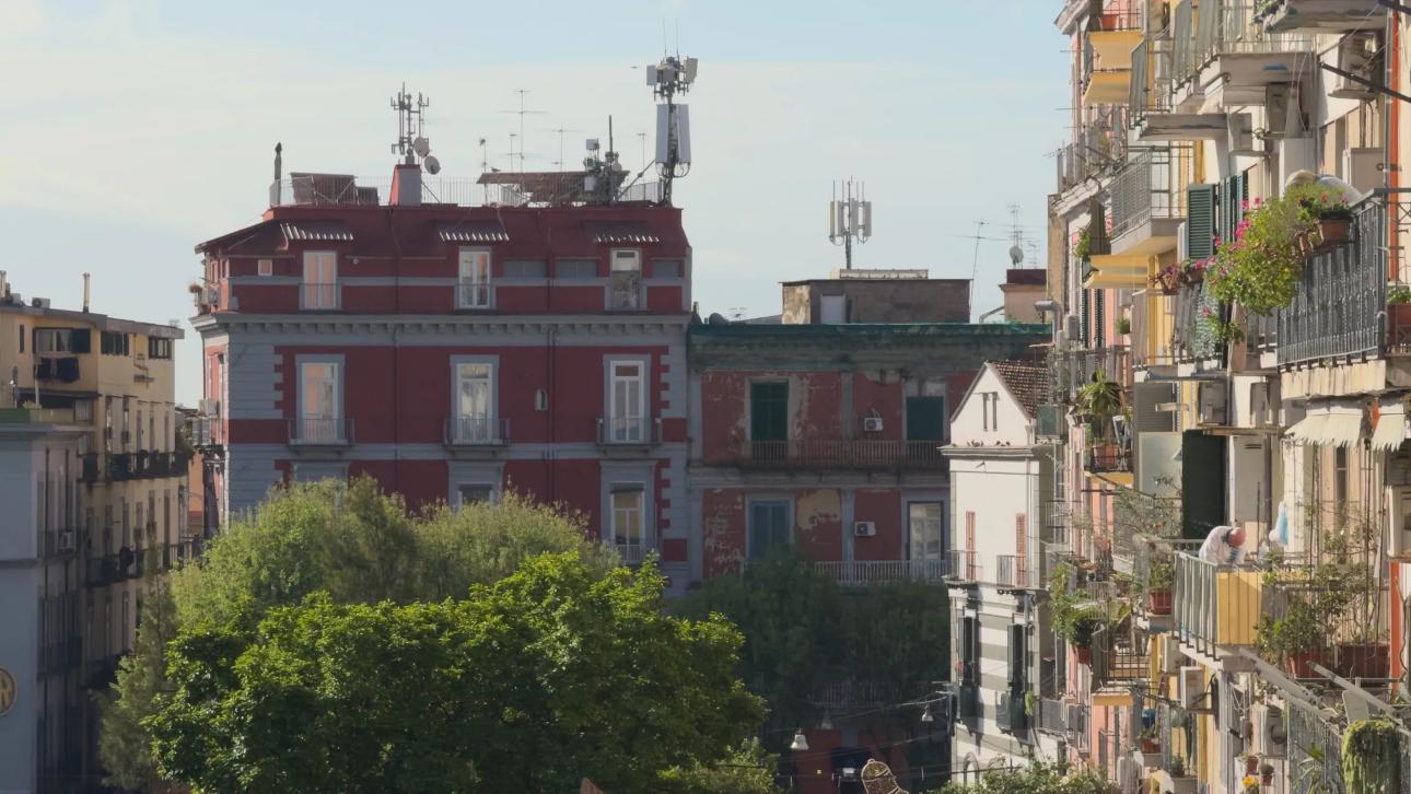 Το διαμέρισμα βρίσκεται στο λόφο Capodimonte της Νάπολης και βρίσκεται μέσα σε ένα κτίριο των αρχών του 19ου αιώνα που είχε εγκαταλειφθεί εδώ και καιρό/ Φωτογραφία: Instagram/ @la.fotosintesi