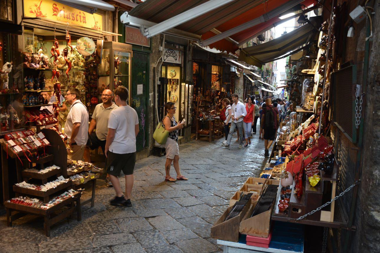 Η ﻿Via San Gregorio Armeno στη Νάπολη/ Φωτογραφία: Shutterstock   