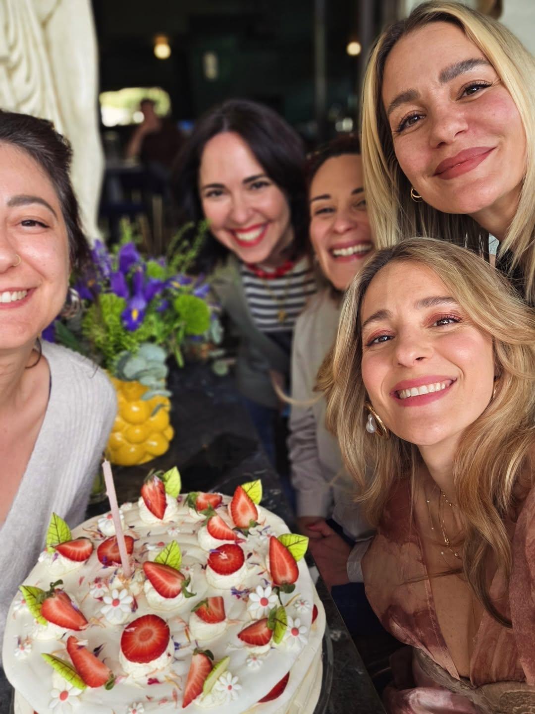Η Νατάσσα Μποφίλιου φωτογραφίζεται κρατά την τούρτα των γενεθλίων της/ @natassabofiliouofficial