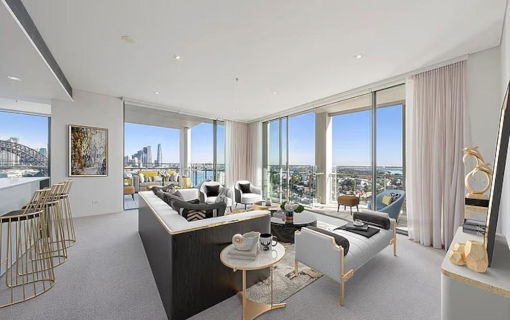 Το σαλόνι του διαμερίσματος που πούλησε η Νικόλ Κίντμαν στο Σίδνεϊ/ Φωτογραφία: realestate.com.au 
