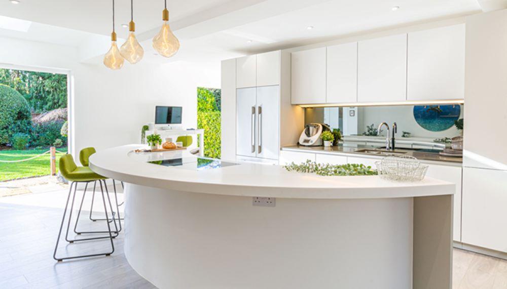 Ο χώρος φαίνεται πιο μεγάλος, καθώς η νησίδα δεν «κλείνει» οπτικά τον χώρο όπως ένας τετράγωνος όγκος/ Φωτογραφία: sbid.org