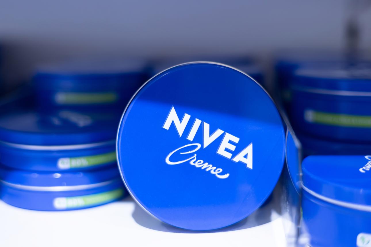   Η εμβληματική κρέμα Nivea στο μπλε κουτί, ένα διαχρονικό προϊόν με ιστορία./Φωτογραφία: Shutterstock 