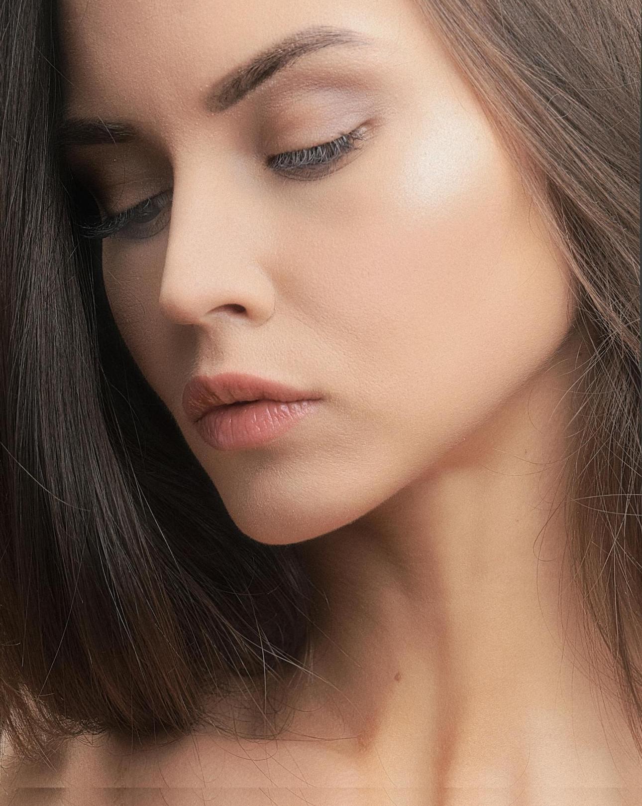 Το βλέμμα είναι λιγότερο δραματικό, πιο αυθόρμητο, ενώ η εστίαση μετατοπίζεται σε άλλα σημεία του προσώπου. Photo credit: Pexels
