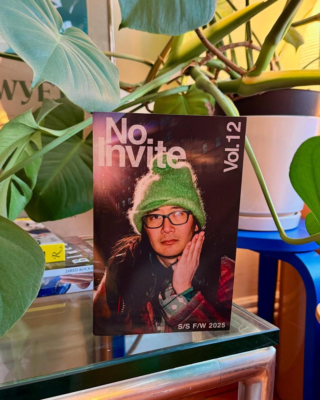 Το 12 τεύχος του περιοδικού «No invite»/ Φωτογραφία: Instagram/ @danbassini 