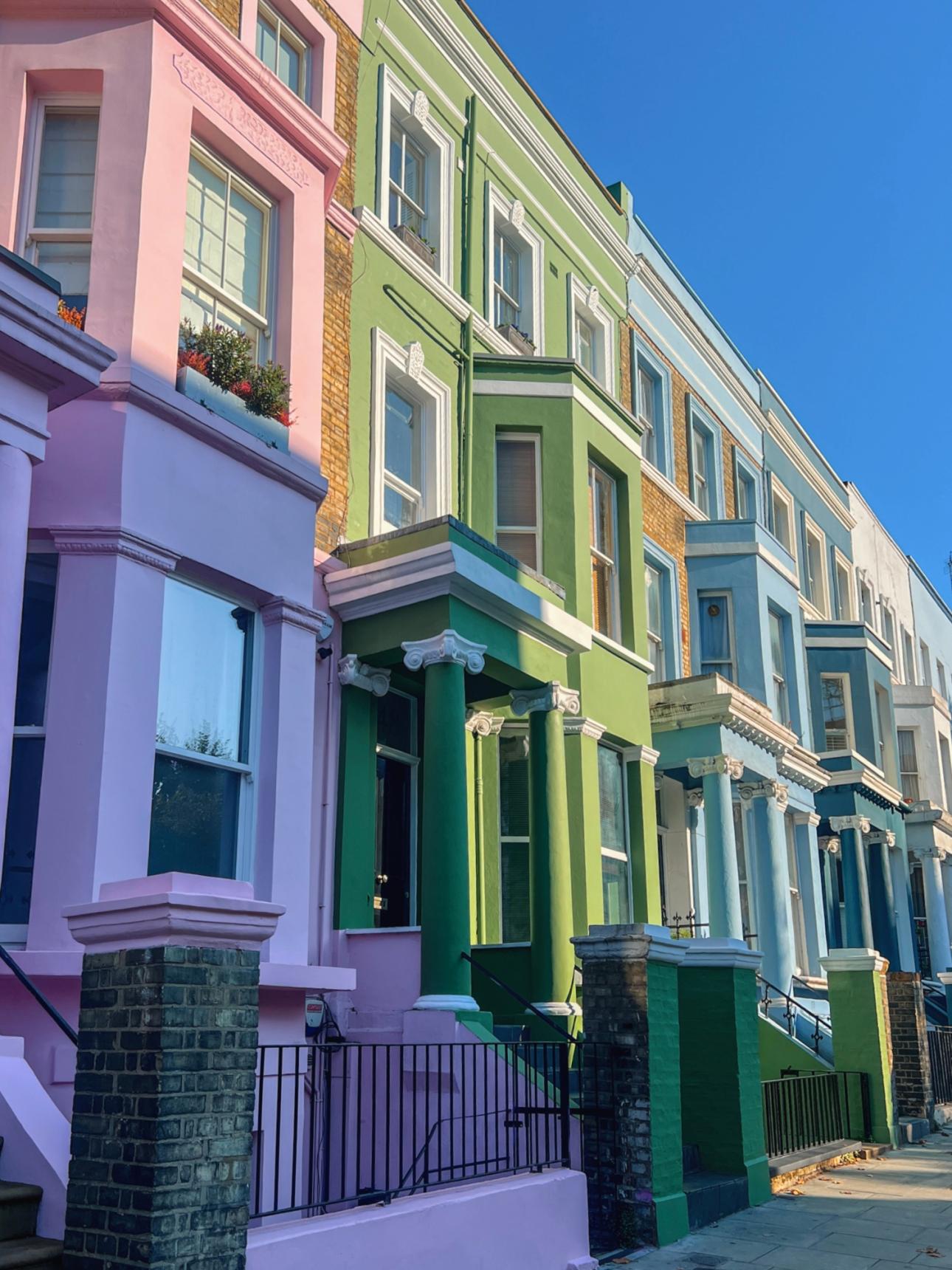 Το Notting Hill συνεχίζει να μαγνητίζει φακούς, όχι πάντα καλοδεχούμενους.