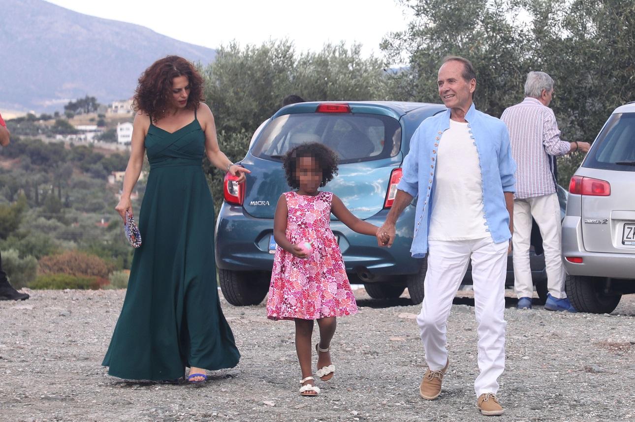 Ο Ντίνος Αυγουστίδης με τη σύντροφό του, Μαριάννα, και την κόρη τους, Αλκυόνη, στον γάμο του Ορφέα Αυγουστίδη με τη Γεωργία Κρασσά το 2022/ NDP Photo Agency