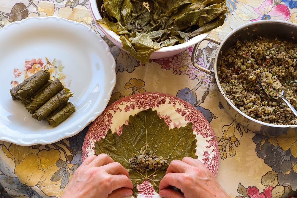 Παραδοσιακό τύλιγμα ντολμά με το χέρι / Φωτογραφία: Shutterstock