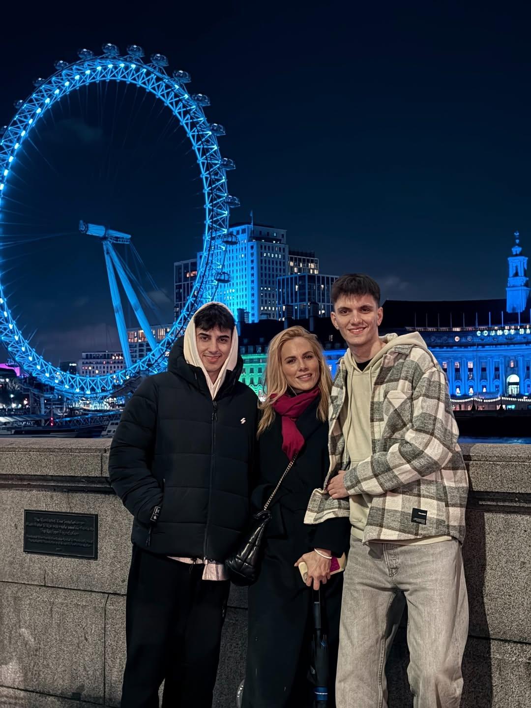 Η Ντορέττα Παπαδημητρίου με τους γιους της/ @dorettapapadimitriou_official