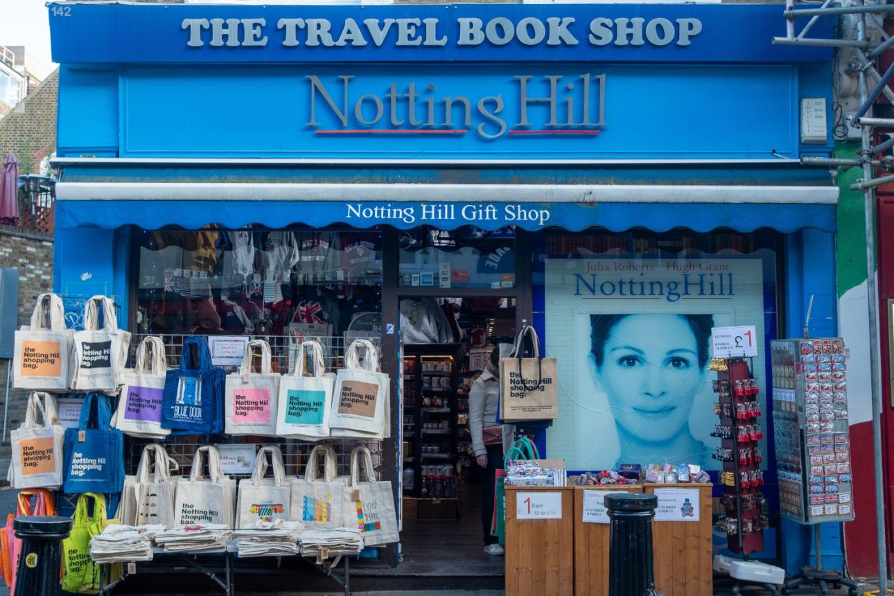 Η ταινία Notting Hill (1999) έβαλε τη γειτονιά στον παγκόσμιο χάρτη του ρομαντισμού. 25 χρόνια μετά, οι κάτοικοι προσπαθούν να αποτινάξουν το βάρος της διασημότητας.