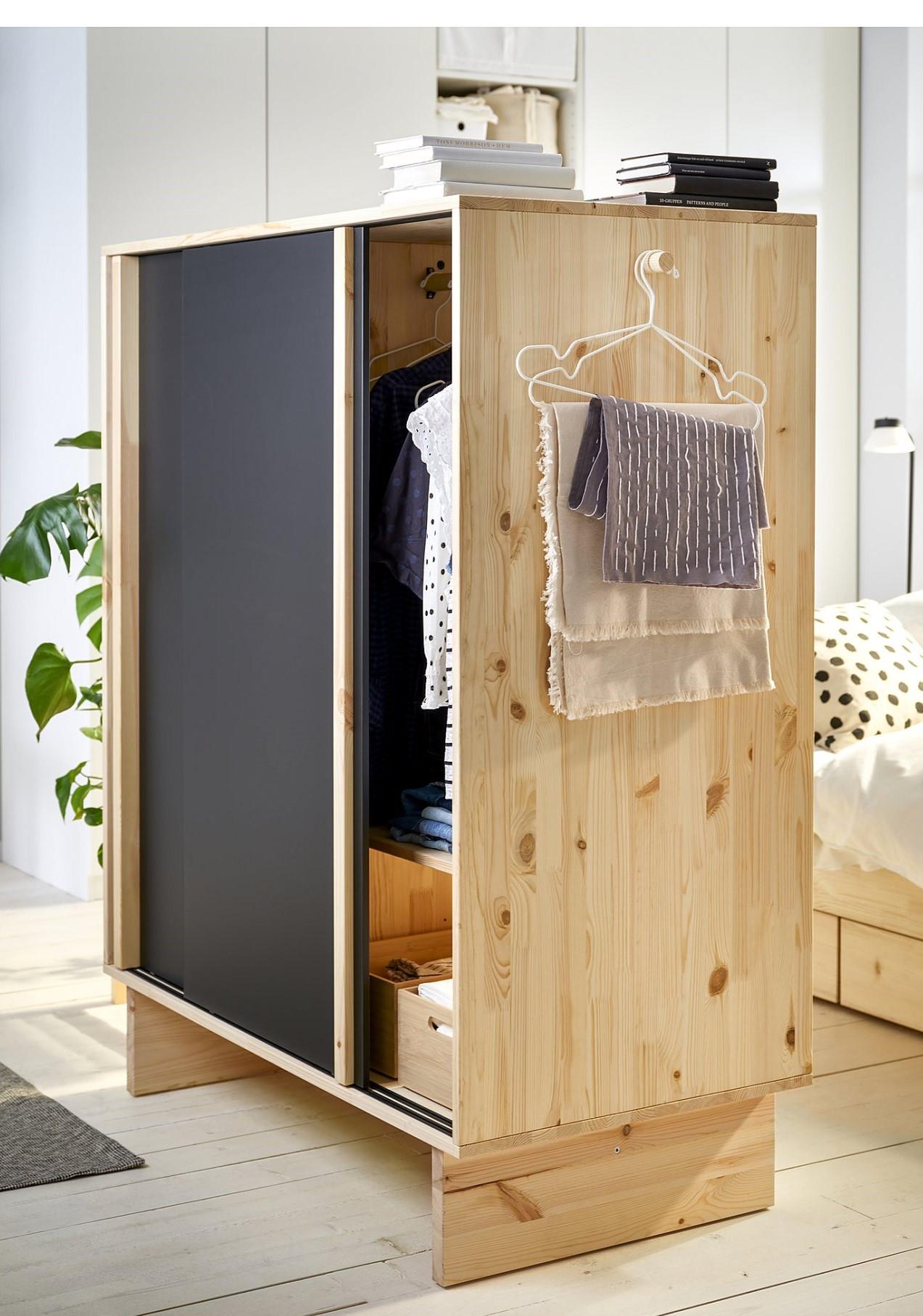 Η εσωτερική κρεμαστή ράγα εκτείνεται και έξω στο πλάι, όπου και μετατρέπεται σε γάντζους/ Φωτογραφία: IKEA 