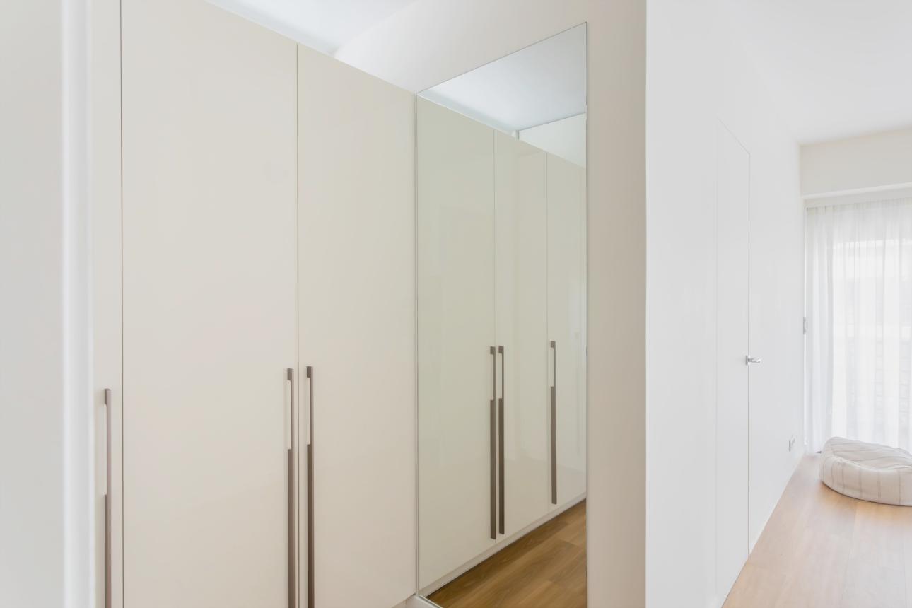 Στην κύρια κρεβατοκάμαρα, η walk-in closet αποτελεί φυσική συνέχεια του χώρου ύπνου/ Φωτογραφίες: Piyi Wong 