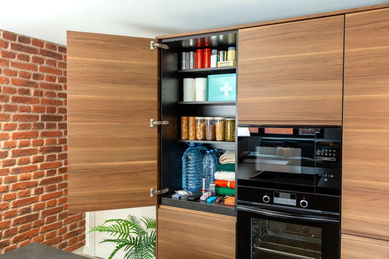 Ένα μεγάλο, κάθετο ντουλάπι αποθήκευσης μπορεί να χωρέσει και συσκευές/ Φωτογραφία: Shutterstock