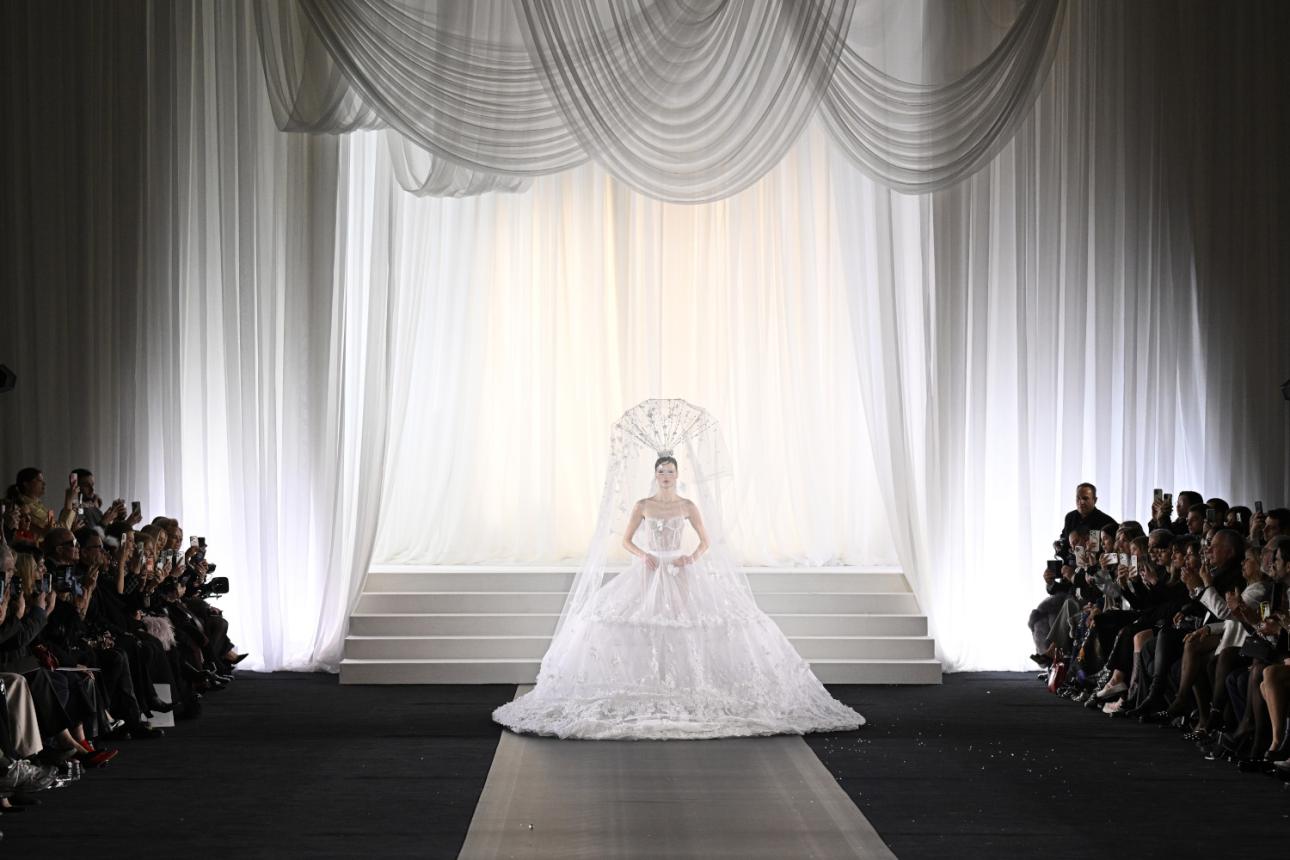  Η νυφική δημιουργία της συλλογής Celia Kritharioti Couture SS26. 