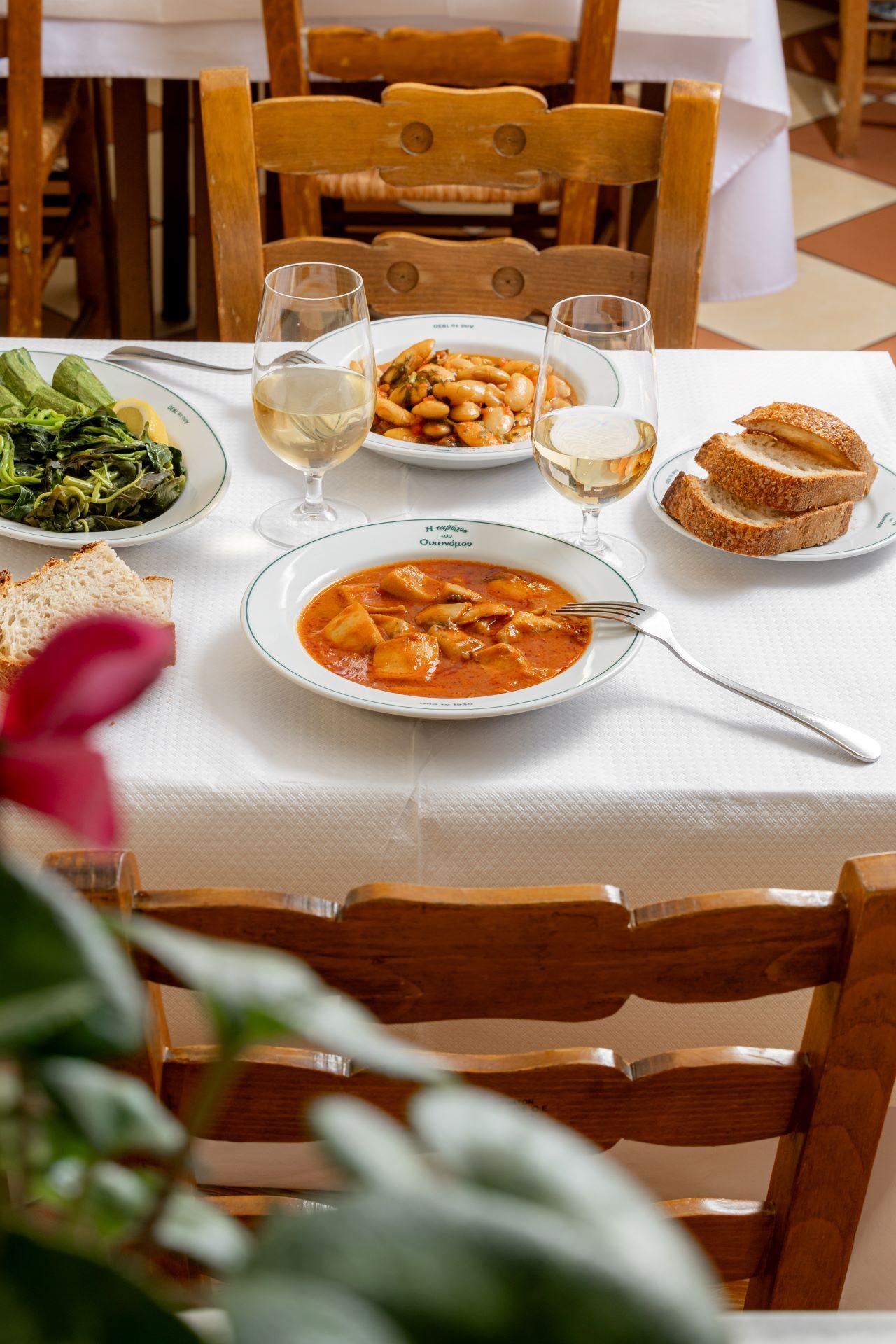 Μην παραλείψετε να δοκιμάσετε γίγαντες και λαχανοντολμάδες 