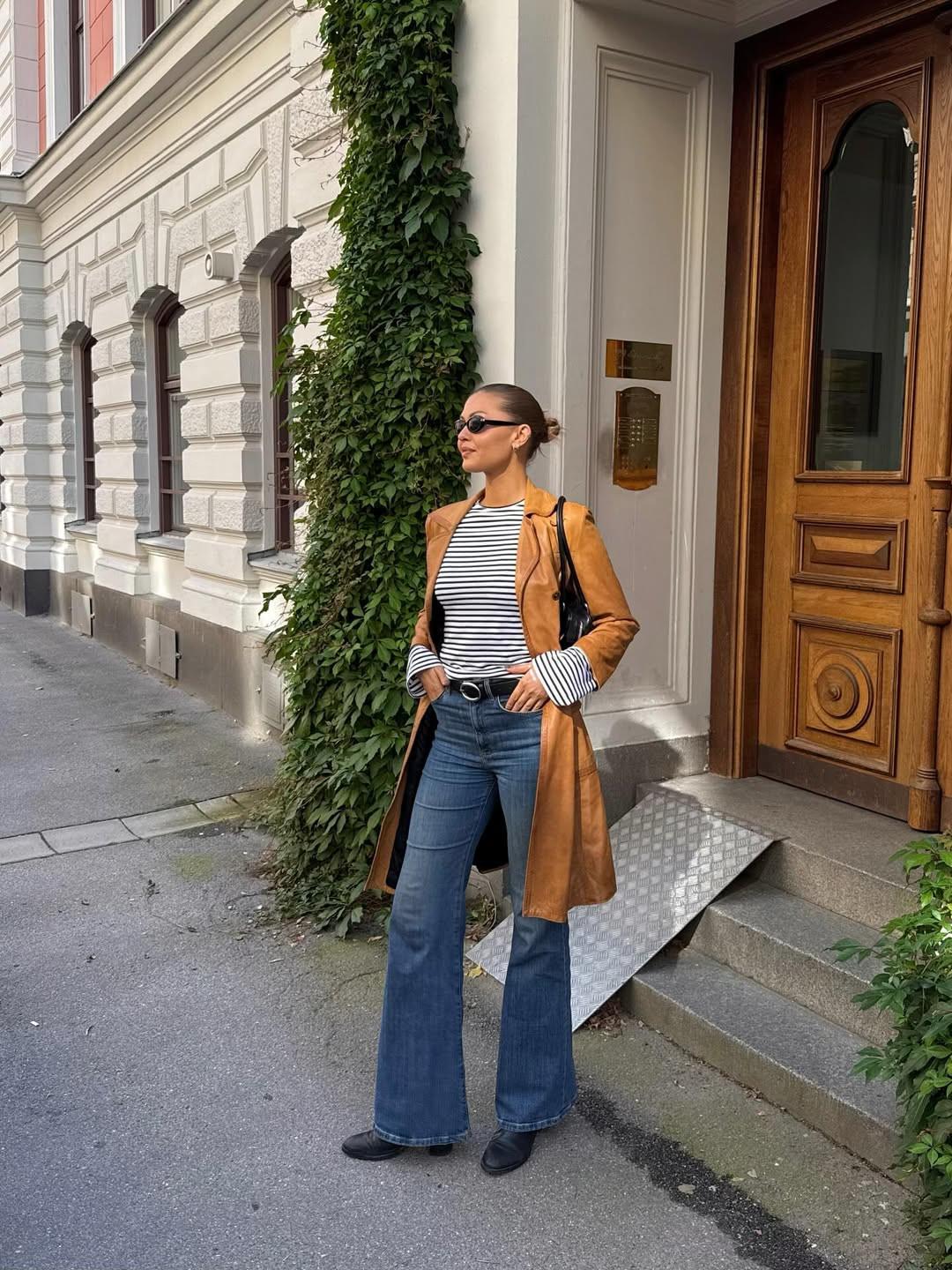 Δερμάτινο τζάκετ και ριγέ T-shirt/Φωτογραφία: Instagram/ sofiaboman 