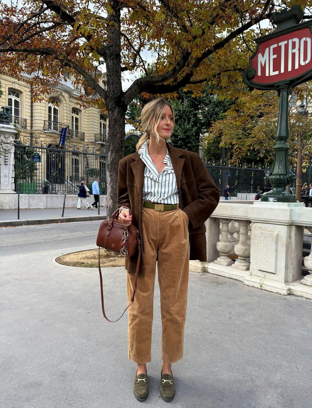 Oversized σουέτ blazer και βελούδινο παντελόνι/Φωτογραφία: Instagram/jeanne_andreaa 