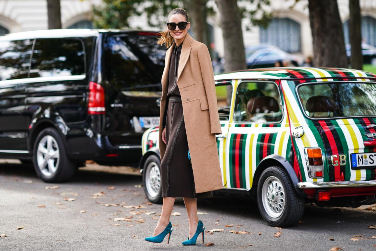 Η Olivia Palermo με καφέ φόρεμα και αξεσουάρ σε έντονες αποχρώσεις/Φωτογραφία: Getty