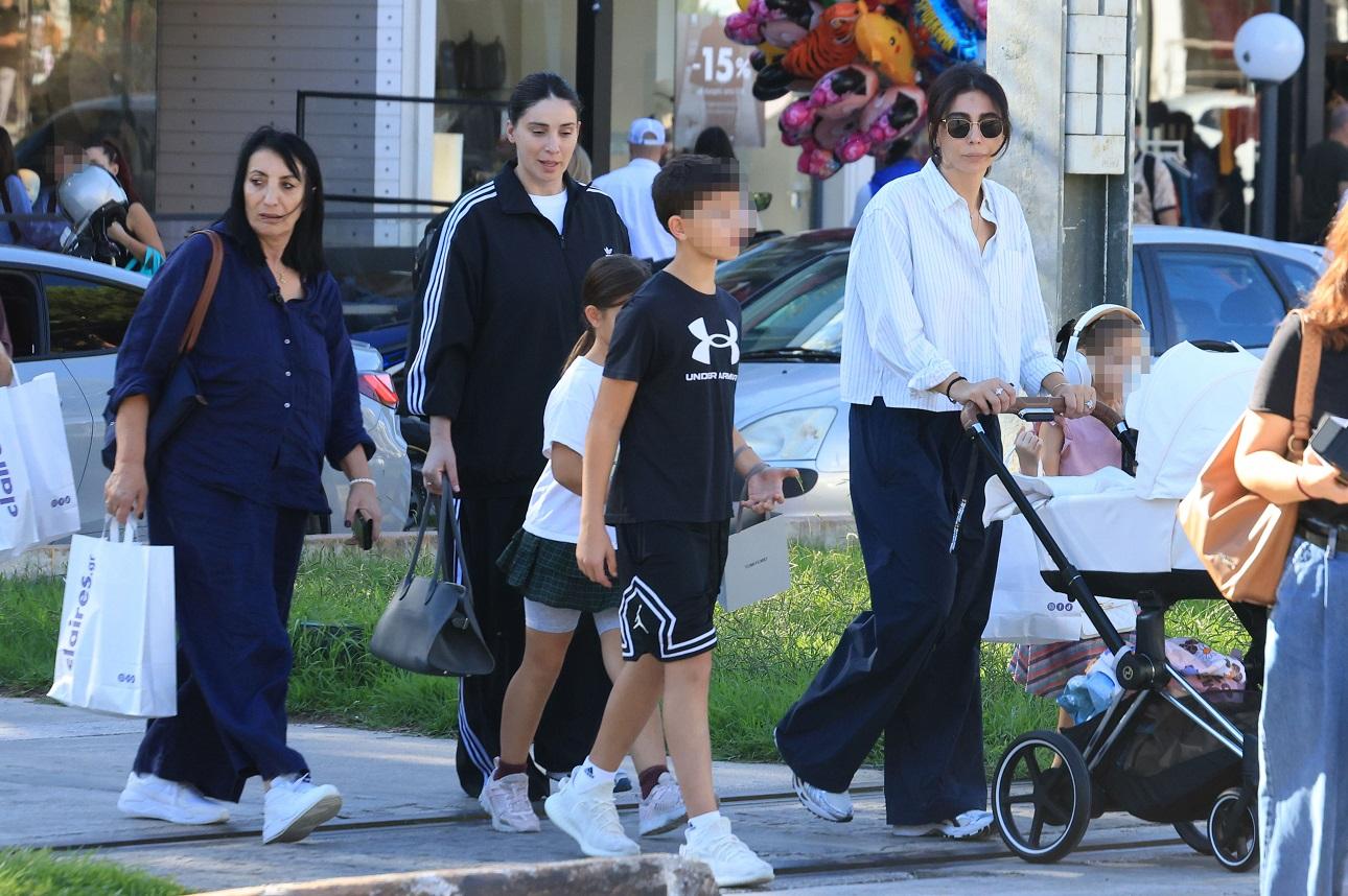 Ολυμπία και Βαλέρια Χοψονίδου με τη μητέρα τους, Αιμιλία/ NDP Photo Agency