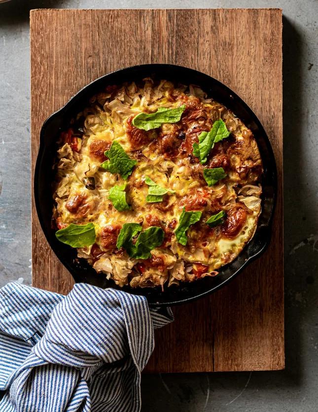 Ομελέτα με προσούτο, γραβιέρα και λιαστή ντομάτα / Φωτογραφία: Unsplash