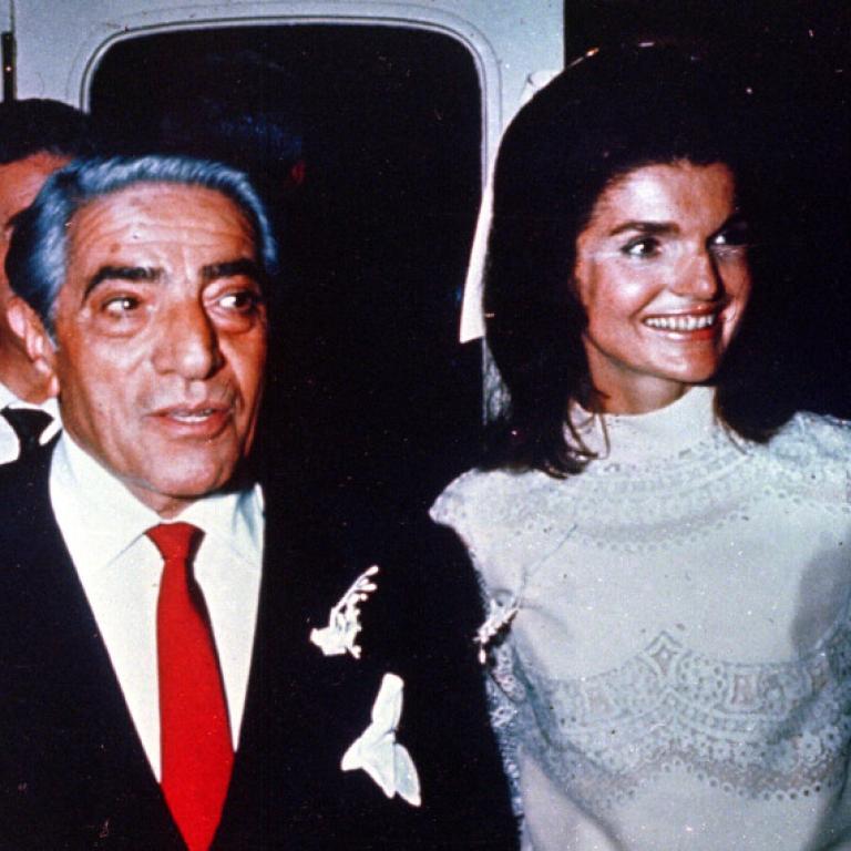  Σκορπιός, Οκτώβριος 1968: Η Jackie Kennedy Onassis και ο Αριστοτέλης Ωνάσης την ημέρα του γάμου τους, με τη νύφη να φορά δημιουργία Valentino./Φωτογραφία: AP Images