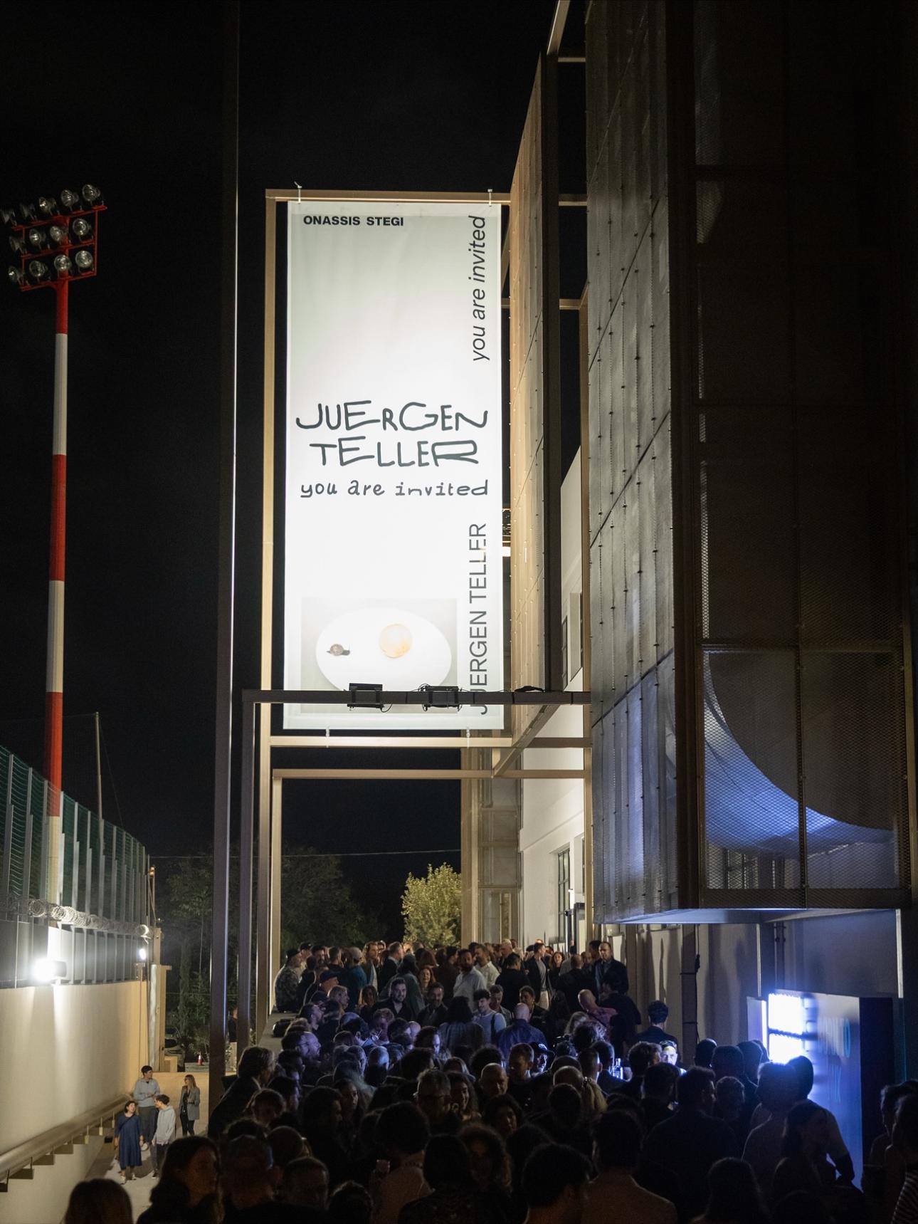  Στιγμιότυπο από τα εγκαίνια της έκθεσης «you are invited» του Juergen Teller στο Onassis Ready. 