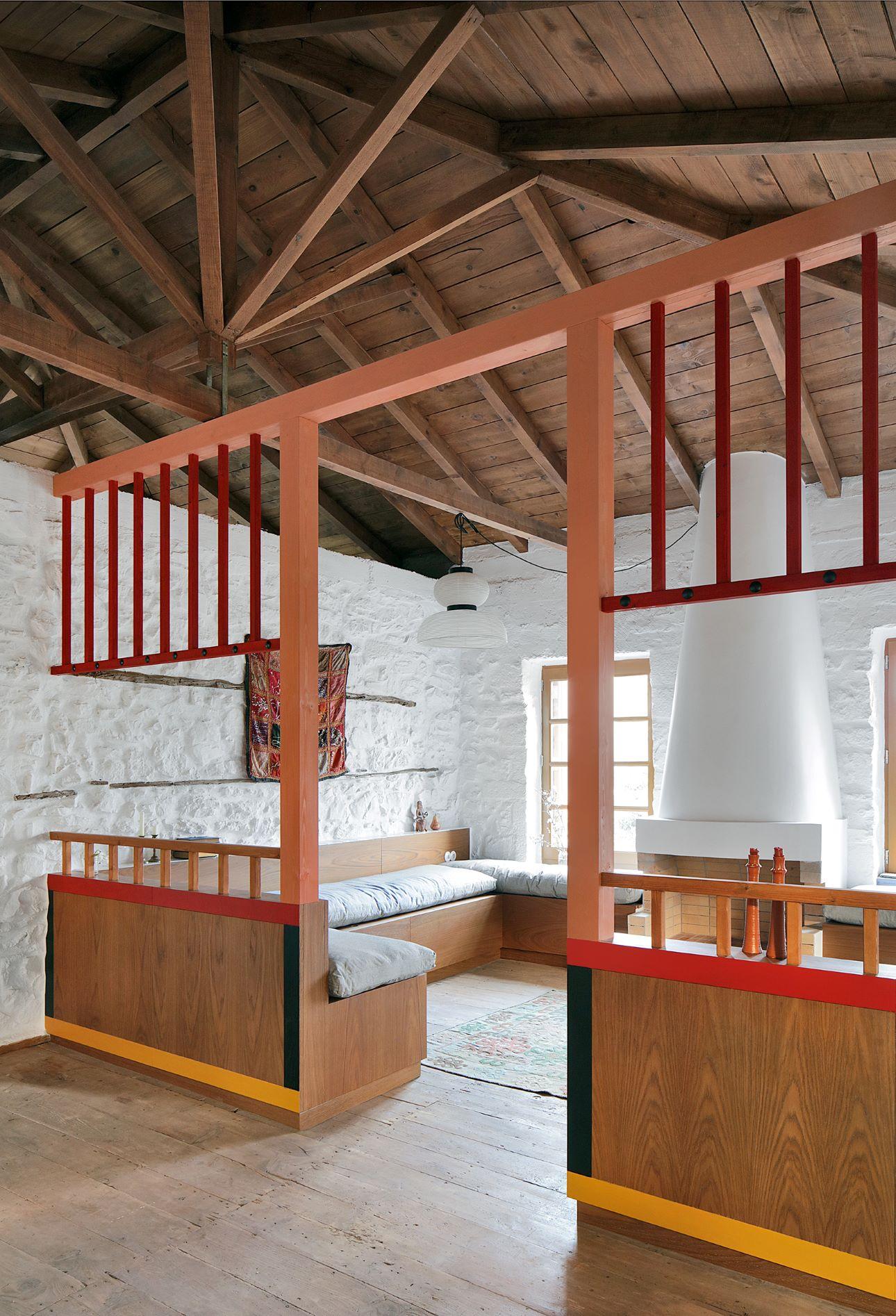 Ο οντάς, το χτιστό καθιστικό γύρω από το τζάκι είναι κεντρική στοιχείο του σπιτιού/ Φωτογραφία: Filip Dujardin