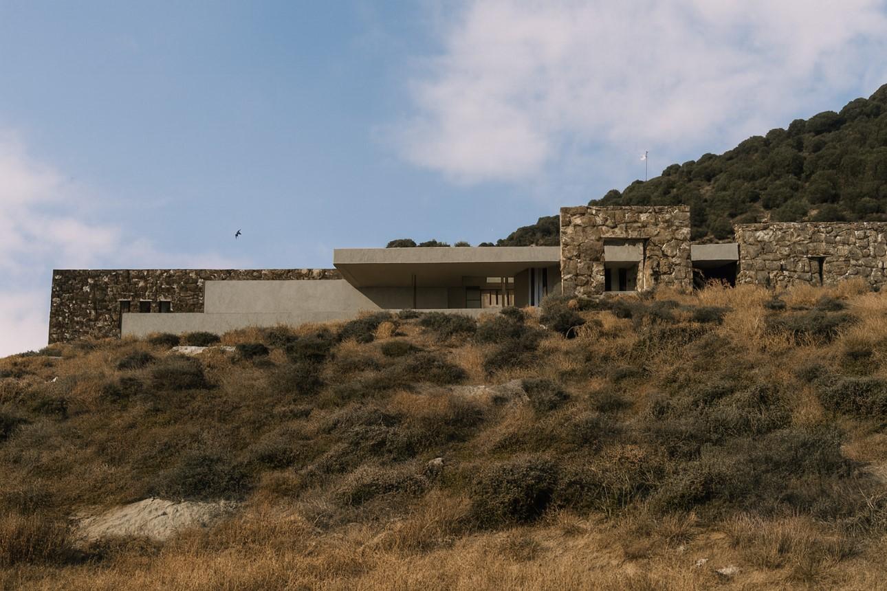 Το σπίτι δεν ξεχωρίζει μέσα στο τοπίο, αλλά μοιάζει να προκύπτει από αυτό/ Φωτογραφία: Onus Architecture Studio 