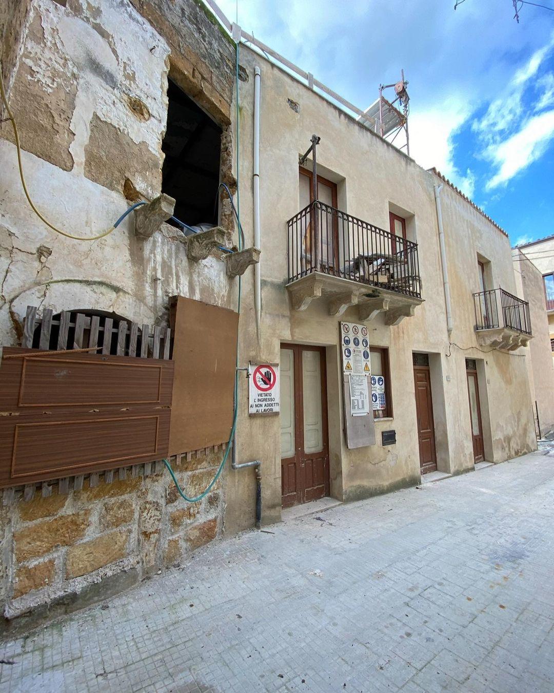 H πρόσοψη του σπιτιού πριν την ανακαίνιση