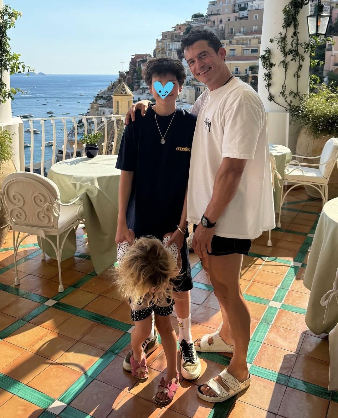 Ο Ορλάντο Μπλουμ με τα παιδιά του/ Φωτογραφία: Instagram/ @orlandobloom