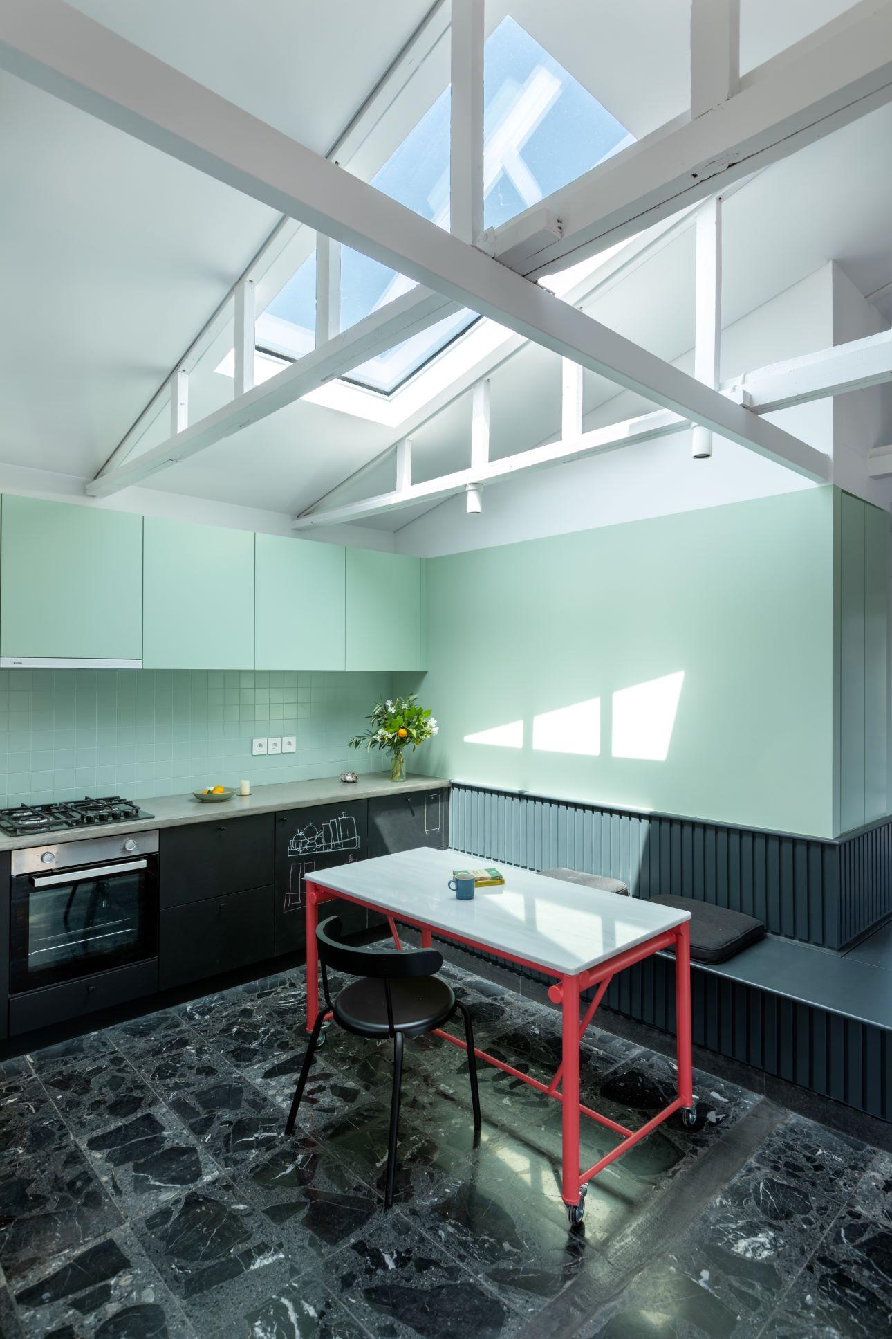 Με την αφαίρεση της ψευδοροφής, αποκαλύφθηκαν τα ξύλινα δοκάρια κατά τρόπο εντυπωσιακό/ Φωτογραφία: Μαριάνα Μπίστη