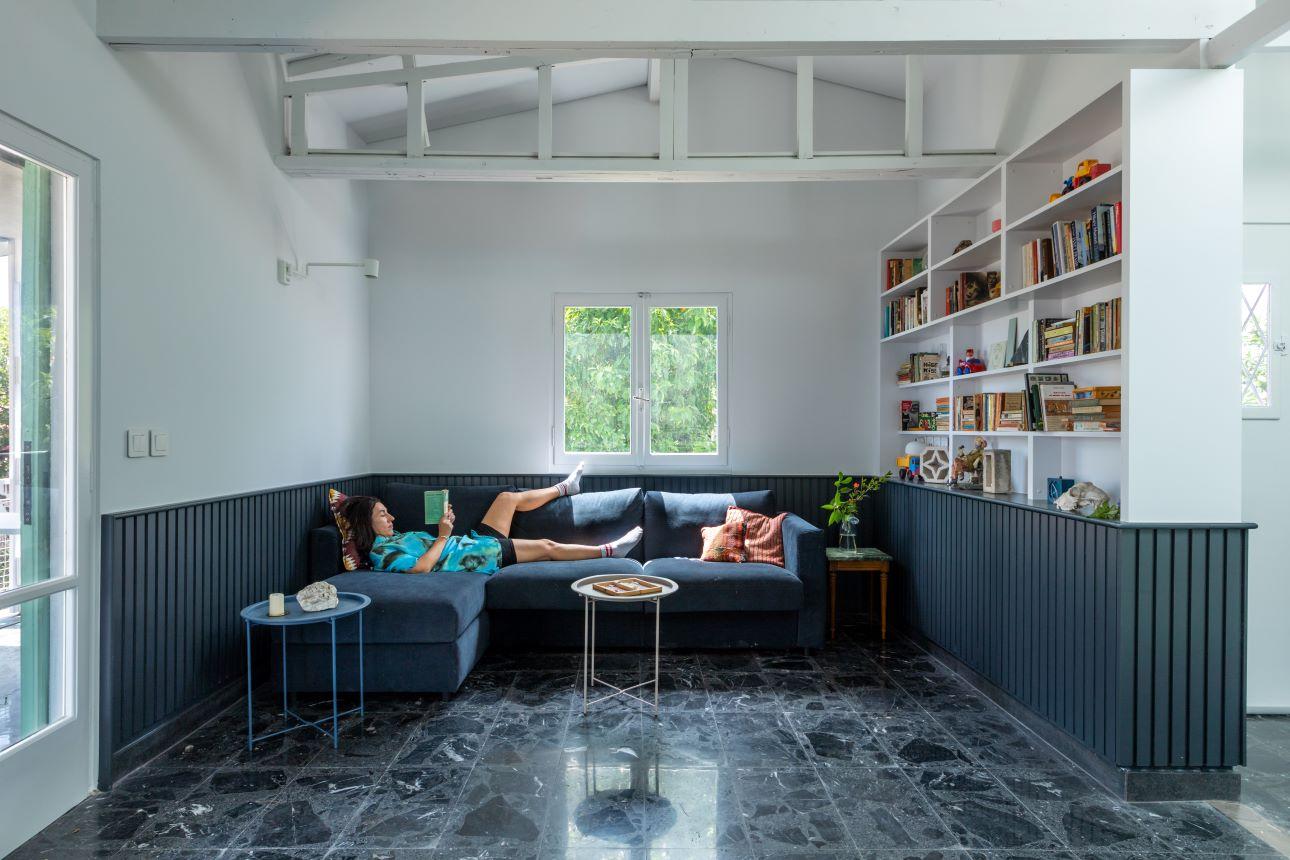 Η ανακαίνιση ανέδειξε φωτεινούς χώρους, με καθαρές γραμμές και μίνιμαλ αισθητική./ Φωτογραφία: Μαριάνα Μπίστη   