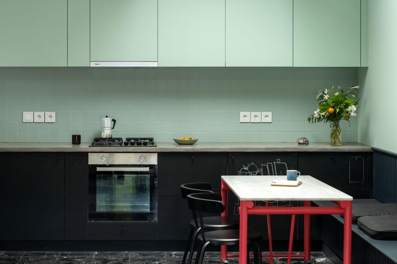 Άποψη της κουζίνας εντός του ενιαίου χώρου/ Φωτογραφία: Μαριάνα Μπίστη  