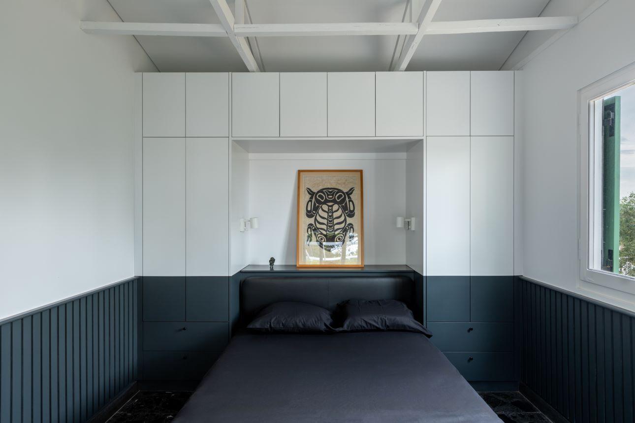 Μία από τις κρεβατοκάμαρες του σπιτιού σε τόνους μαύρου και λευκού/ Φωτογραφία: Μαριάνα Μπίστη  