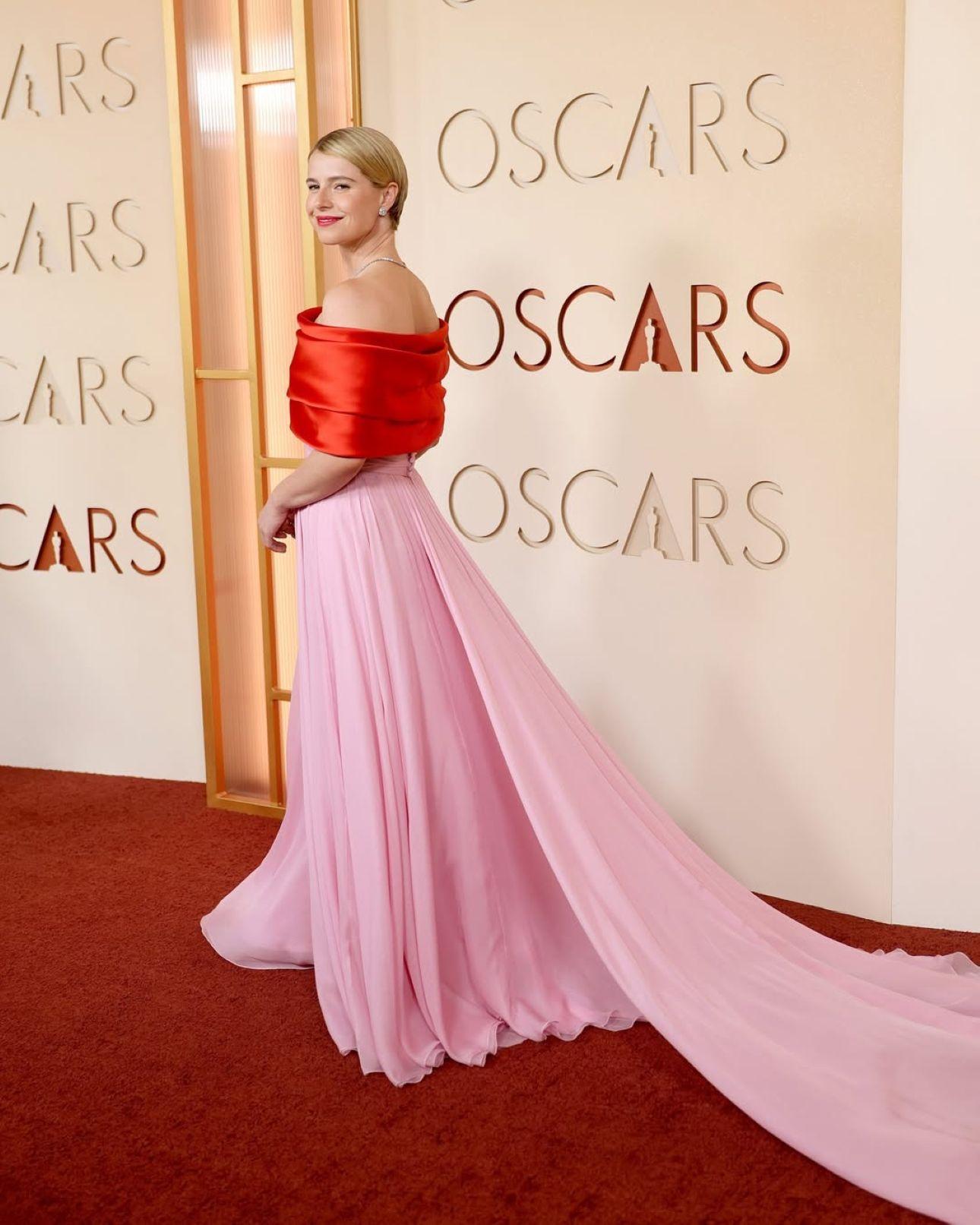  Η Ιρλανδή ηθοποιός κέρδισε το Όσκαρ Καλύτερης Ηθοποιού για την ερμηνεία της στην ταινία Hamnet, φορώντας ένα custom σύνολο από τον Matthieu Blazy. 