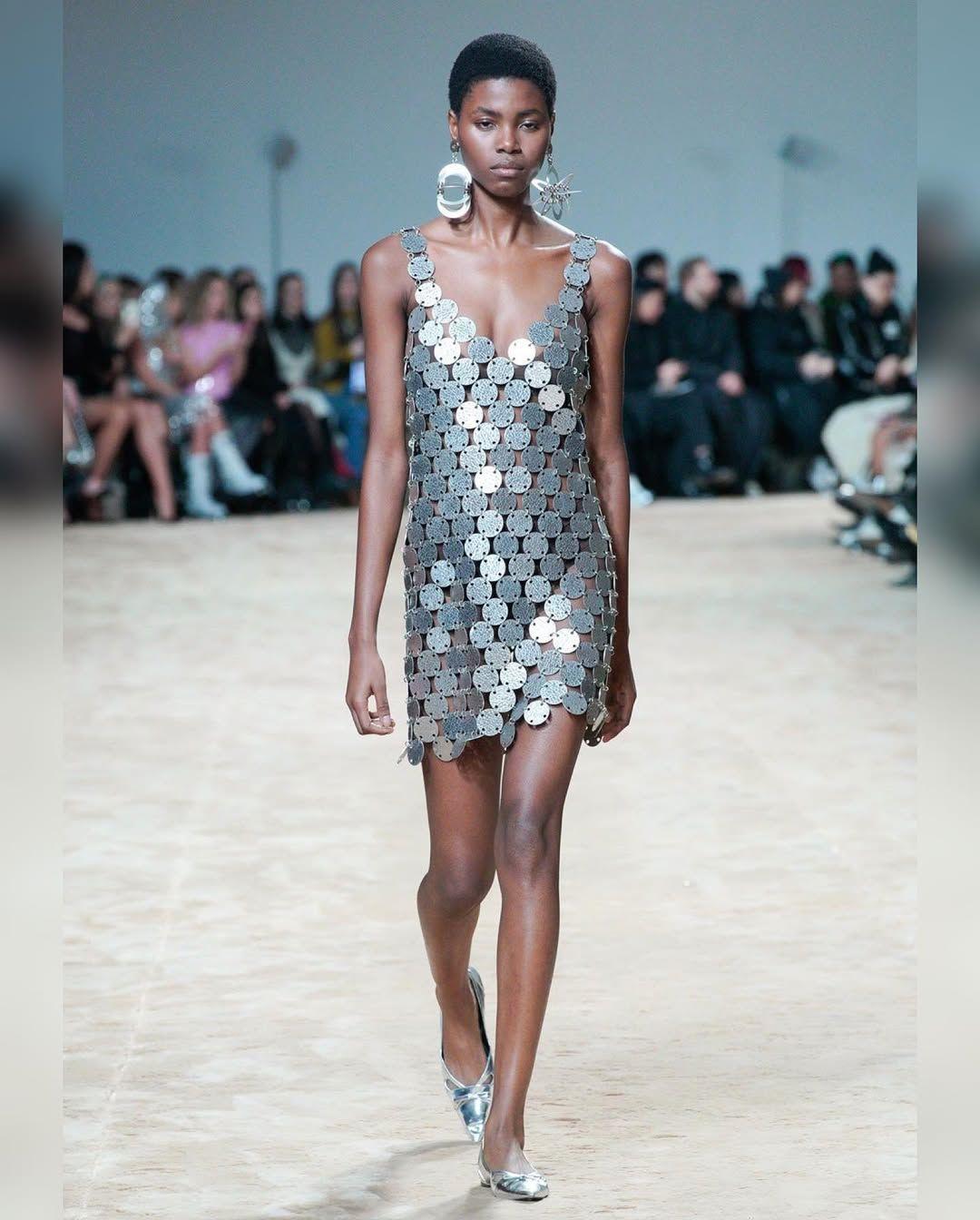 Το φόρεμα που παρουσιάστηκε στην επίδειξη του Paco Rabanne RTW Φθινόπωρο-Χειμώνας 2023-2024/ Φωτογραφία: Inastagram/ @hautelemode