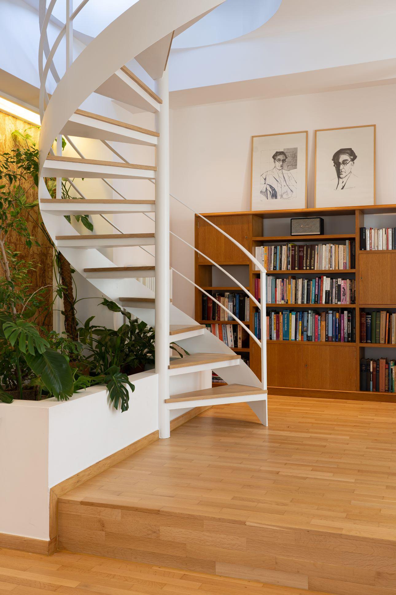 Η σκάλα προς τον πάνω όροφο δημιουργεί μια εντυπωσιακή γωνιά, με τον μικρό κήπο και τη βιβλιοθήκη/ Φωτογραφία: Γεωργία Ασλανίδου 