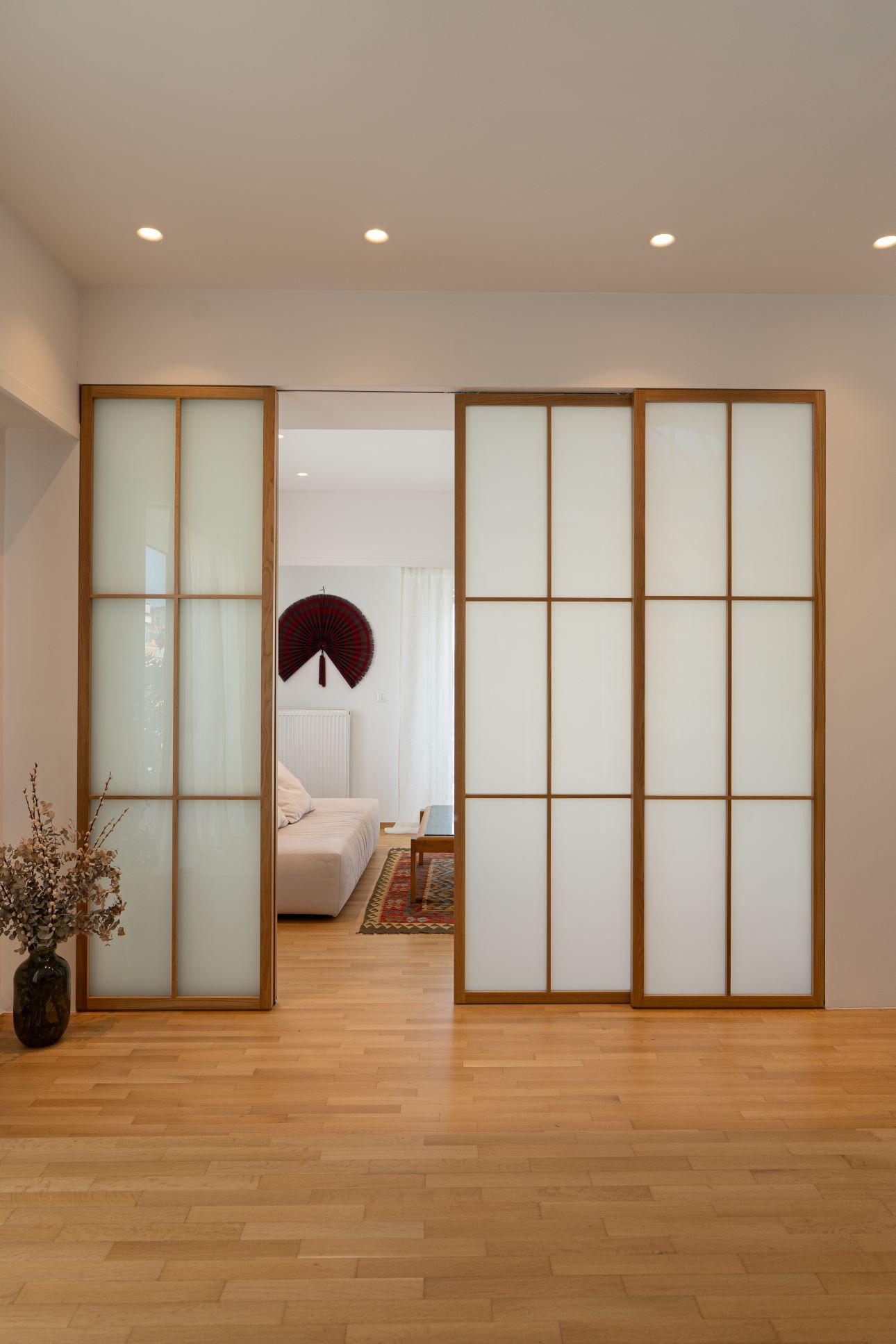 Τα συρόμενα διαχωριστικά, με αναφορά στα ιαπωνικά shoji, αντί να χωρίζουν αμετάκλητα τους χώρους, τους φιλτράρουν/ Φωτογραφία: Γεωργία Ασλανίδου  