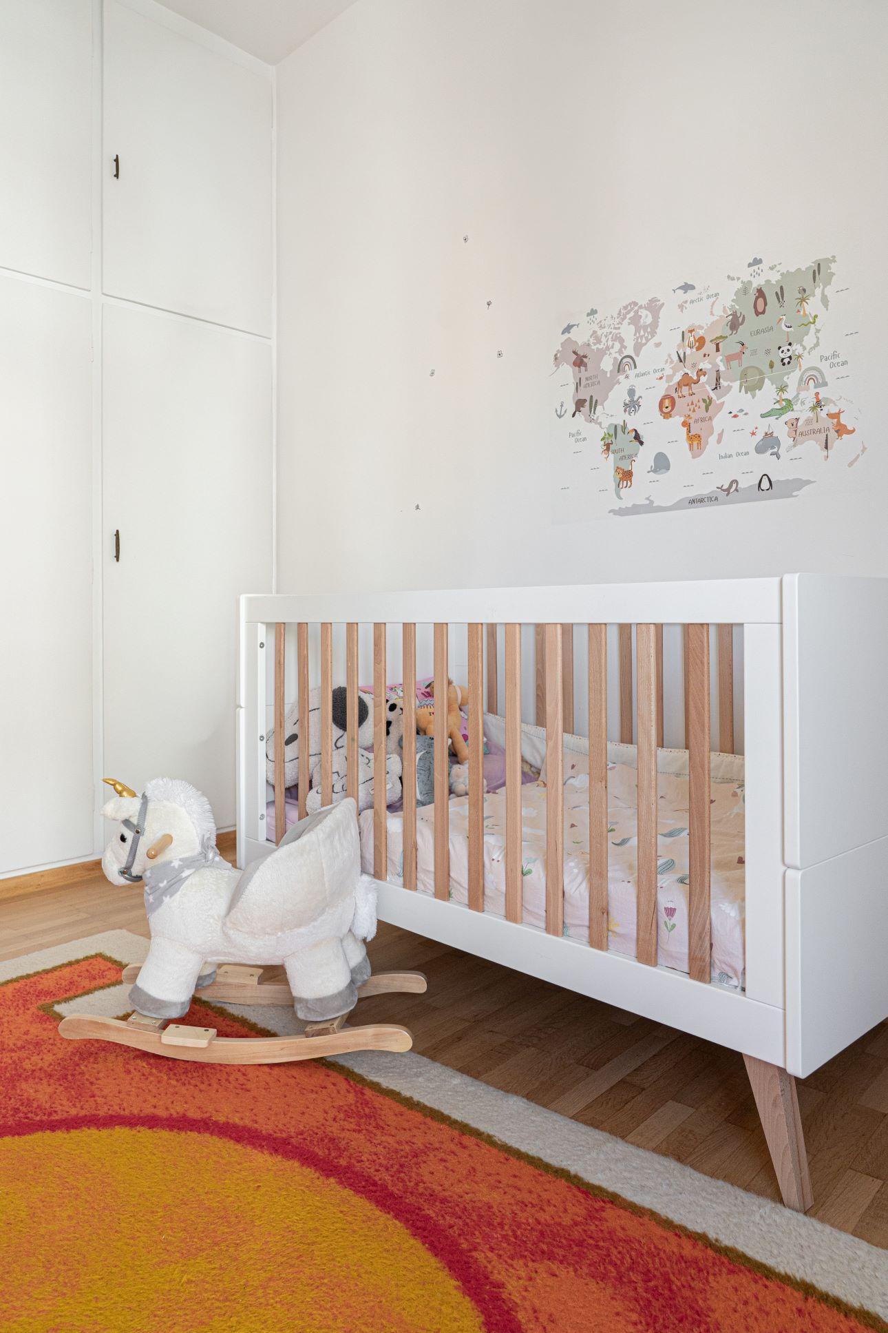 Το λευκό παιδικό δωμάτιο «φωτίζει» ένα χαλί σε έντονα χρώματα/ Φωτογραφία: Γεωργία Ασλανίδου  