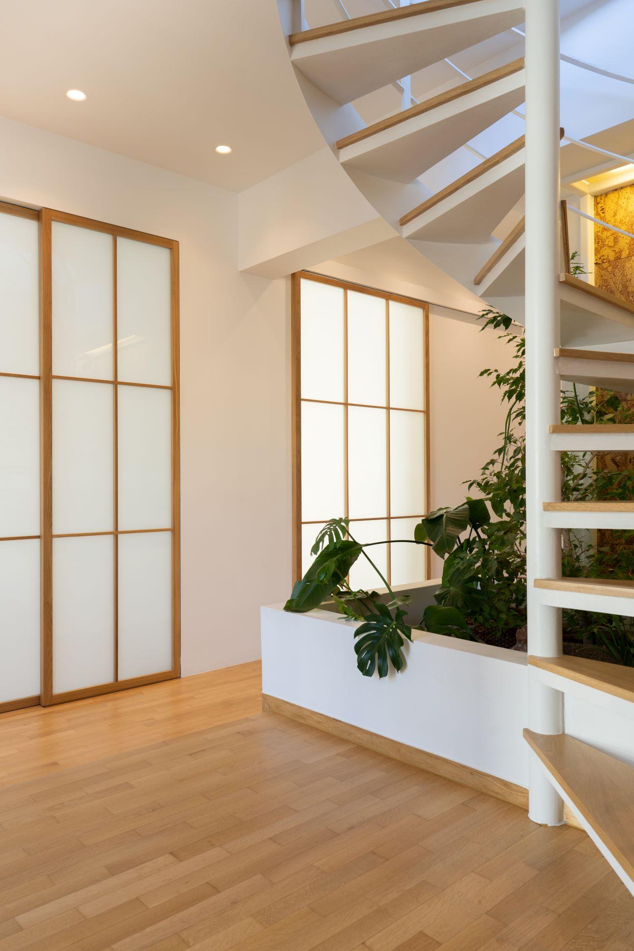 Ένα από τα πιο ενδιαφέροντα στοιχεία είναι ο μικρός «κήπος» γύρω από τη σκάλα/ Φωτογραφία: Γεωργία Ασλανίδου  