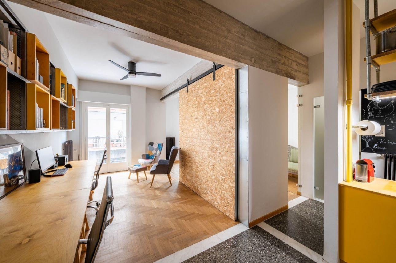 Το μωσαϊκό και το ξύλινο πάτωμα αποτελούν οργανικό κομμάτι της σύγχρονης ανακαίνισης/ Φωτογραφία: Γιώργος Δημητρακόπουλος  