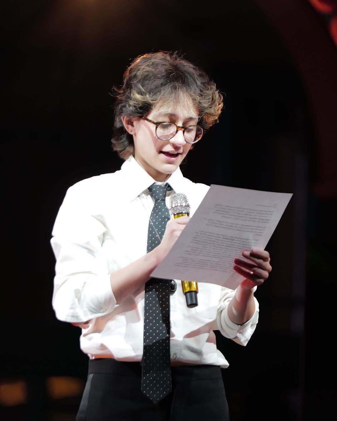 Το ένα από τα δίδυμα παιδιά της Τζένιφερ Λόπεζ την ώρα που εκφωνεί λόγο/ Φωτογραφία: Instagram/ @jlo