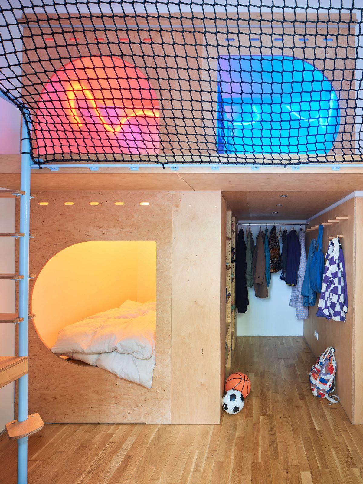 Στο παιδικό δωμάτιο ο χώρος χωρίστηκε σε τρεις μικρές ιδιωτικές ενότητες/ Φωτογραφία: hurá studio  