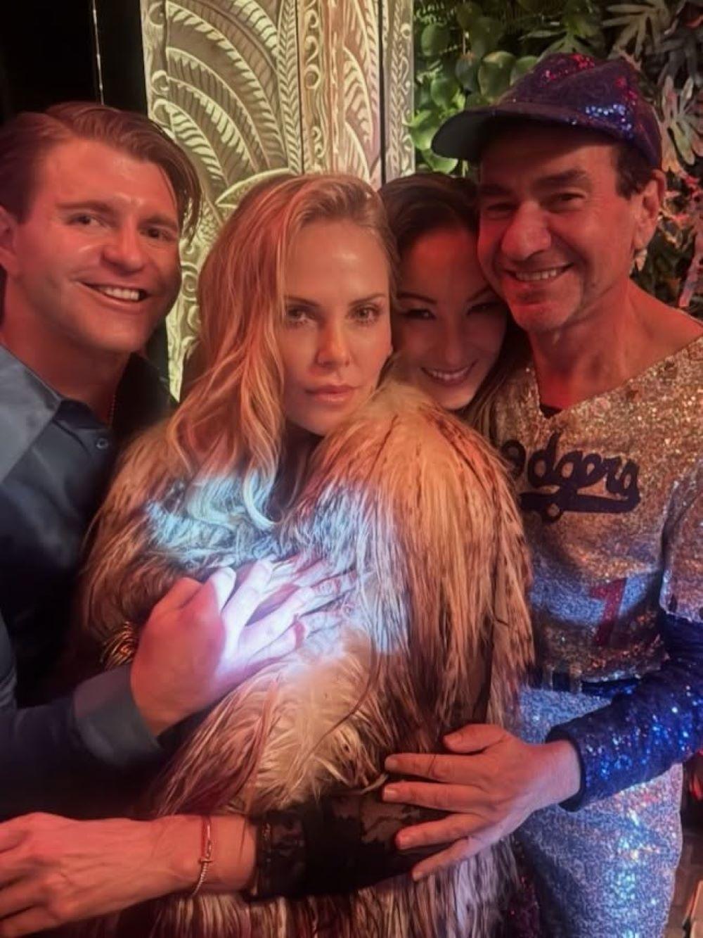 Η Σαρλίζ Θερόν με oversized faux fur παλτό, κομμάτι συνώνυμο με της ροκ αισθητική της Τζέρι Χολ/ Φωτογραφία: Instagram/ @charlizeafrica 