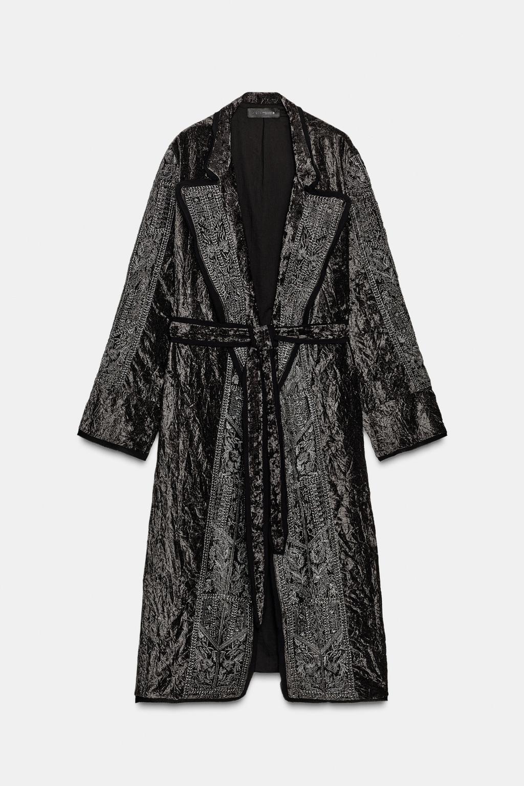 Παλτό σε στιλ κιμονό (129€)/Φωτογραφία: Zara