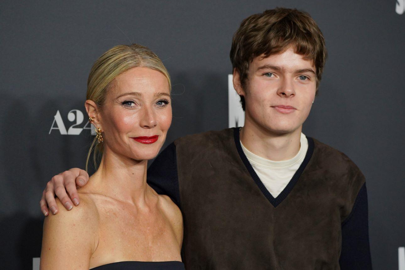 Η Γκουίνεθ Πάλτροου με τον γιο της, Μόουζες/ Φωτογραφία: AP 