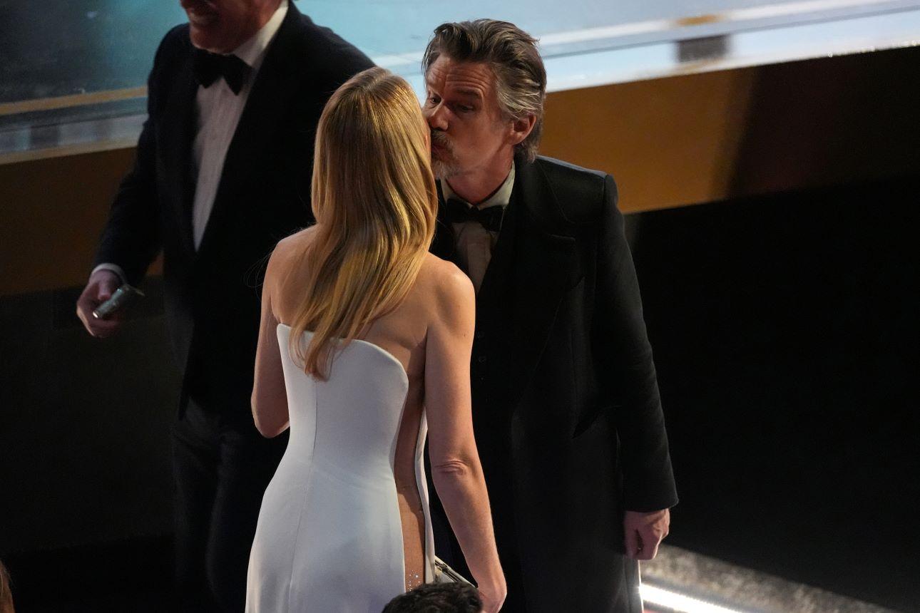 Η Γκουίνεθ Πάλτροου με τον Ίθαν Χοκ/ Φωτογραφία: AP