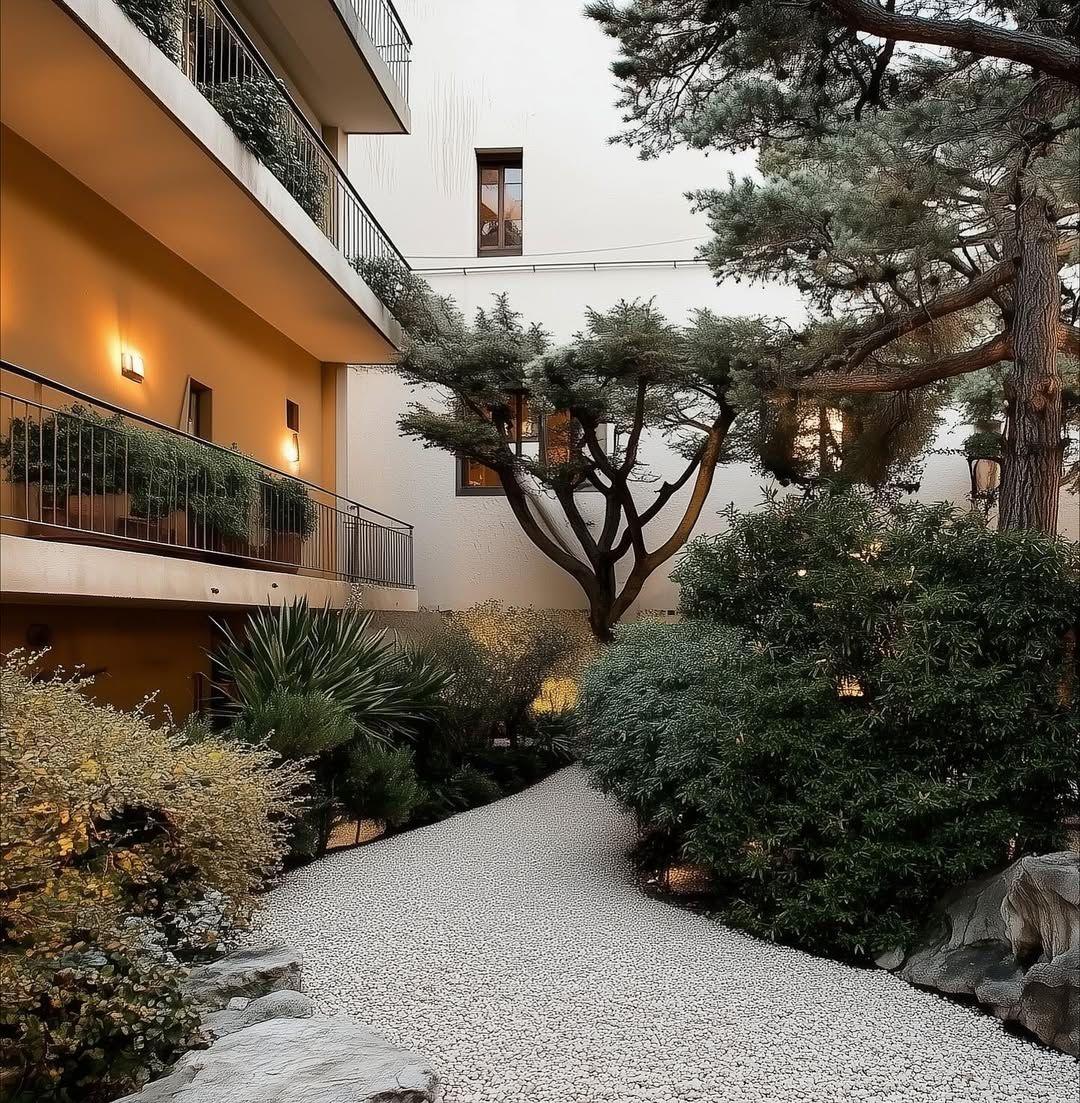 Η διαμορφωμένη πίσω αυλή της κατοικίας/ Φωτογραφία: Νικόλας Ραπανάκης  