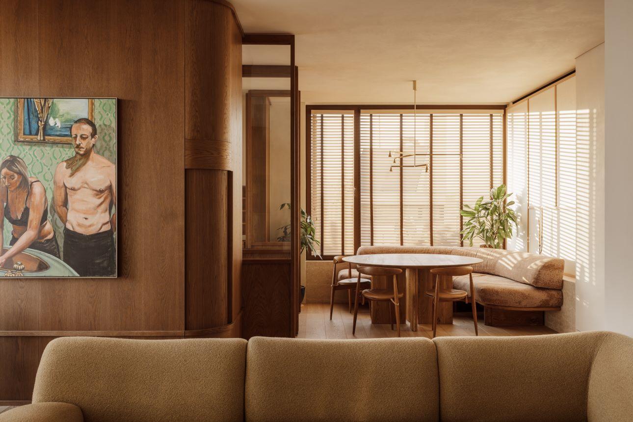 Ο ενιαίος χώρος τραπεζαρίας- καθιστικού/ Φωτογραφία: Ana Santl  