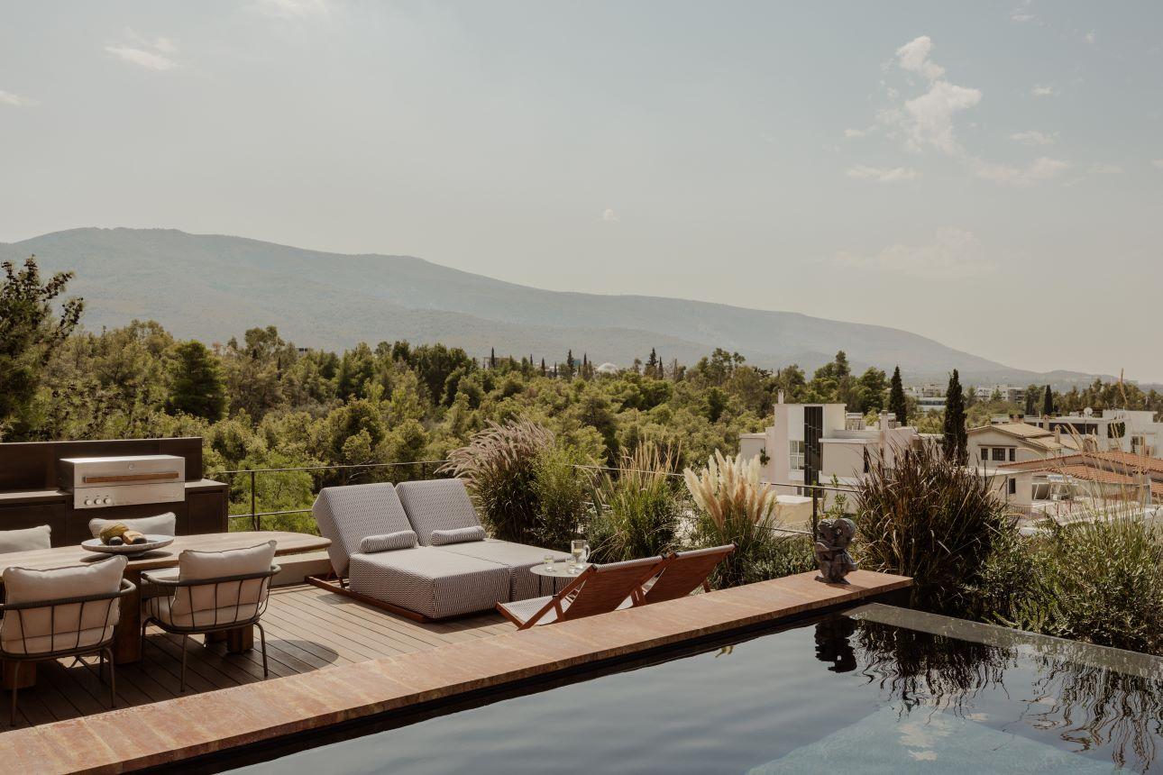 Η ταράτσα με την πισίνα και το άνετο υπαίθριο καθιστικό/ Φωτογραφία: Ana Santl  